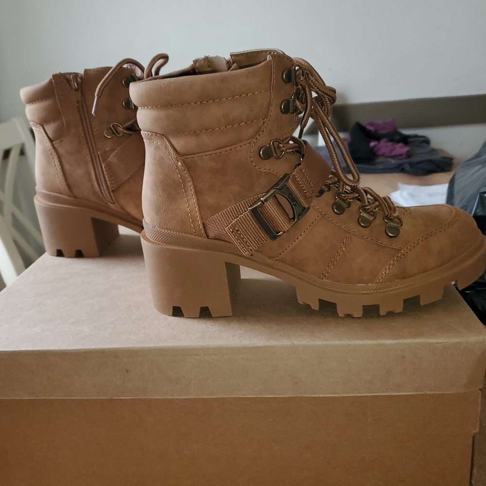BRAND NEW WOMANS SIZE 6.5 GUESS , HEELED BOOTS JUS
